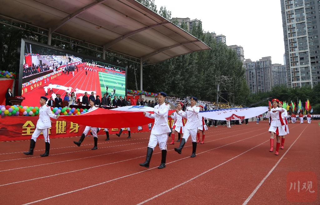 奥运会冠军闪现成都七中初中学校运动会开幕式