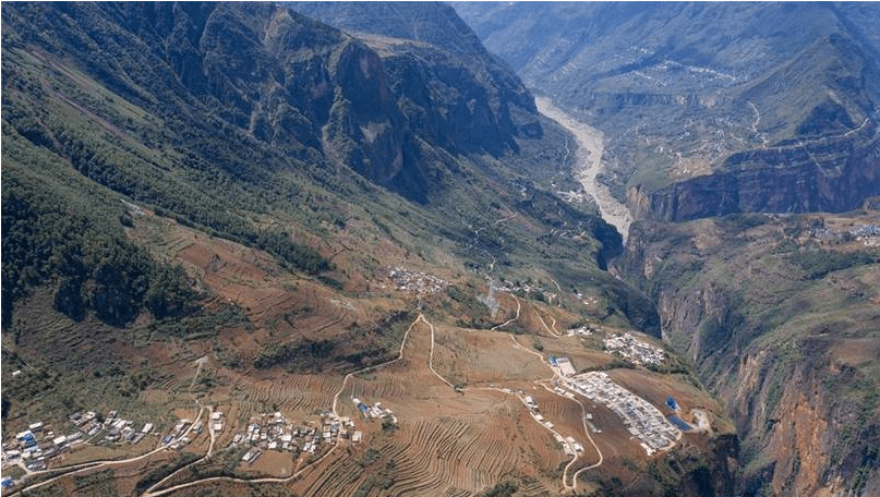 公路处于金沙江和西溪河峡谷悬崖绝壁边(图片来源:新华网)