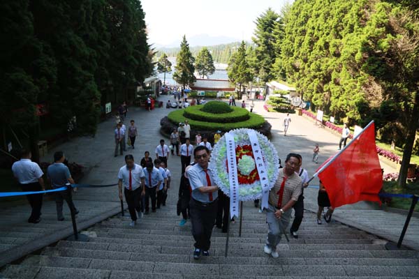 8月1日为井冈山革命烈士陵园敬献花圈