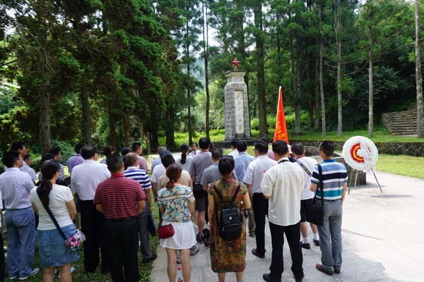 8月2日参观小井红军烈士墓