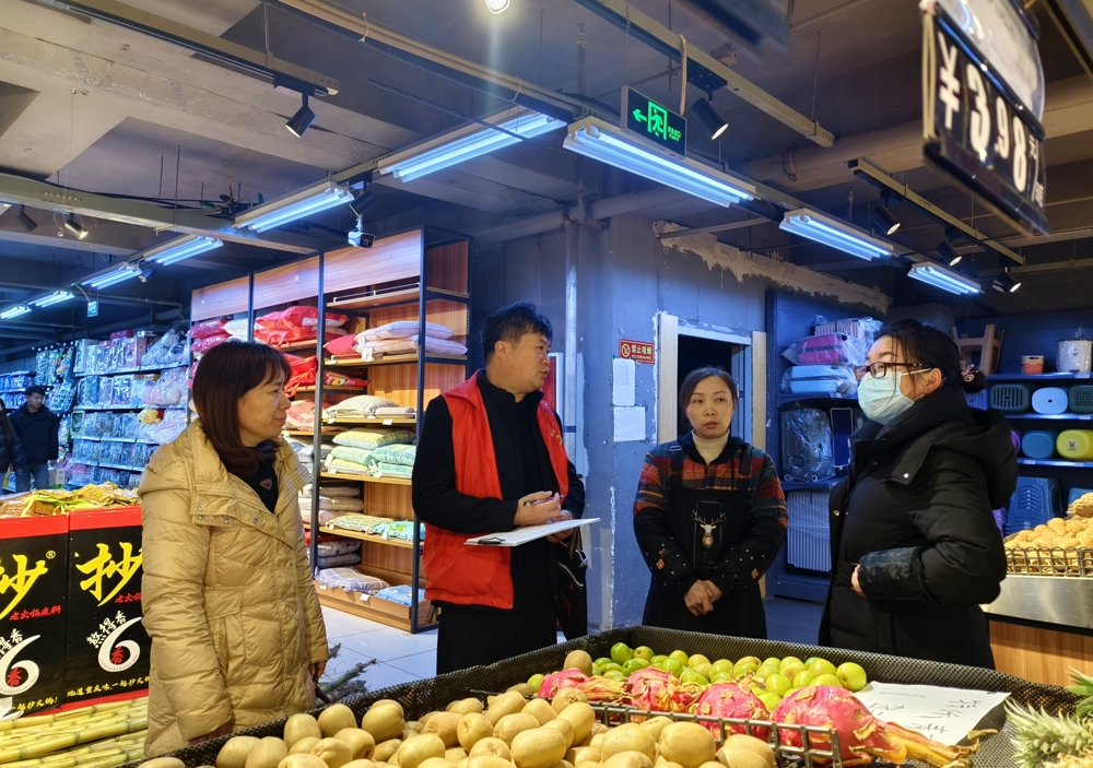 张德银（左二）在泸县云锦镇大型商超收集用工信息