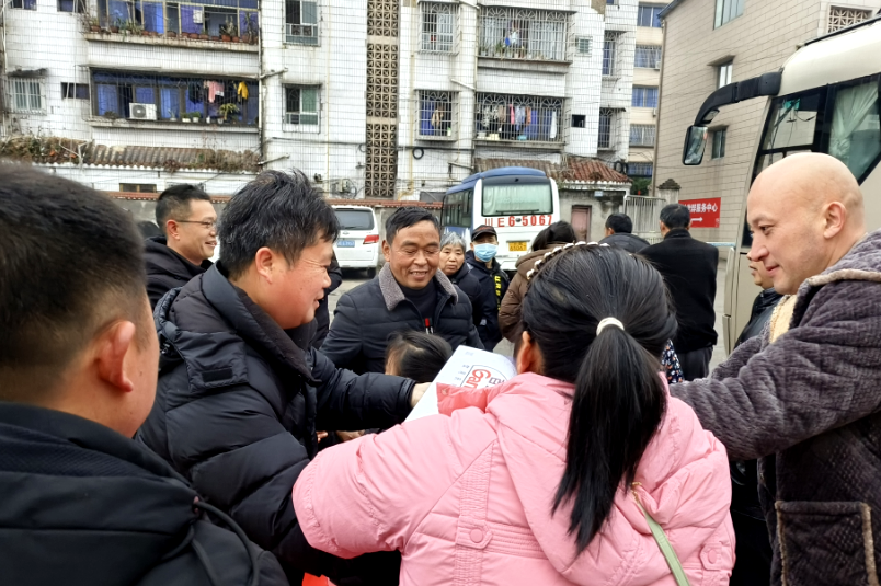 张德银（左二）在泸县云锦镇客运站开展用工宣传