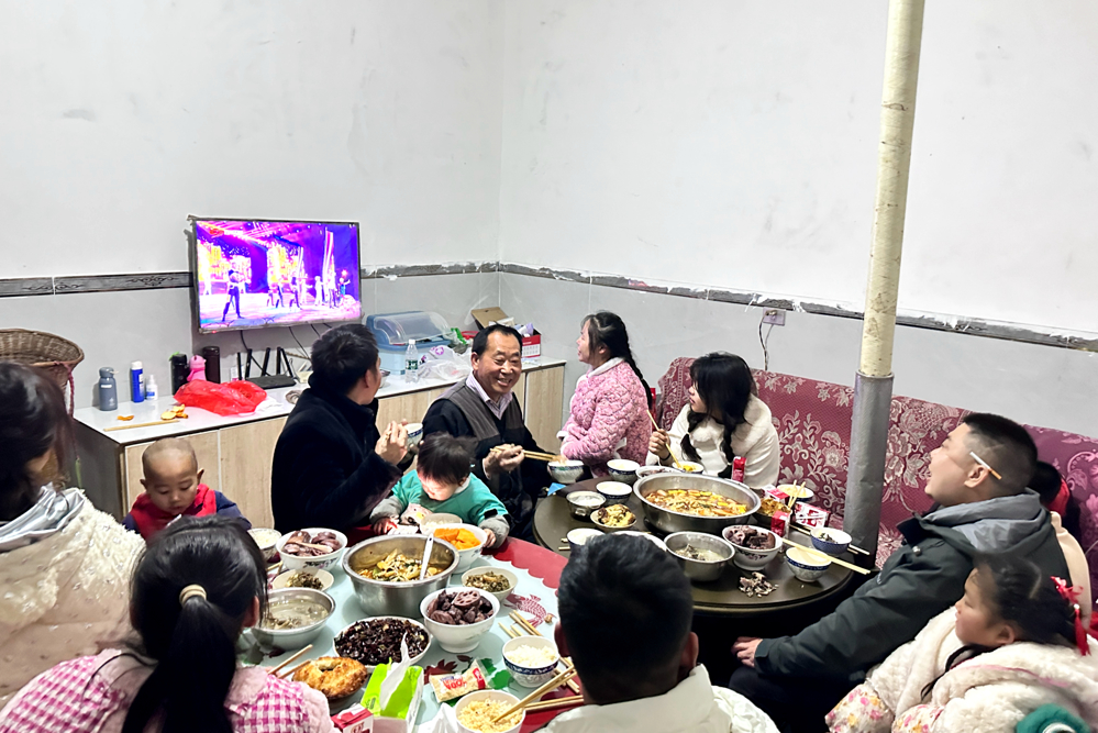 泸县组织农民工及其留守家人集中观看四川农民工春晚