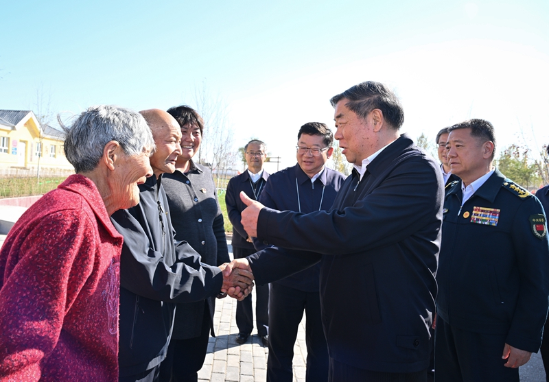 何立峰率中央代表团赴兵团九师白杨市和一师阿拉尔市慰问调研「相关图片」