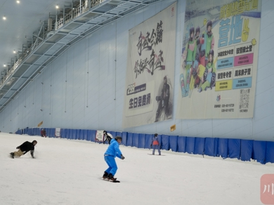 C视频丨来西南最大室内滑雪场，过一个“特色冰雪中国年”丨冬游四川