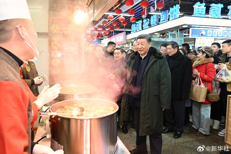 习近平察看春节市场供应：希望你们的生活像糖果一样甜甜美美「相关图片」