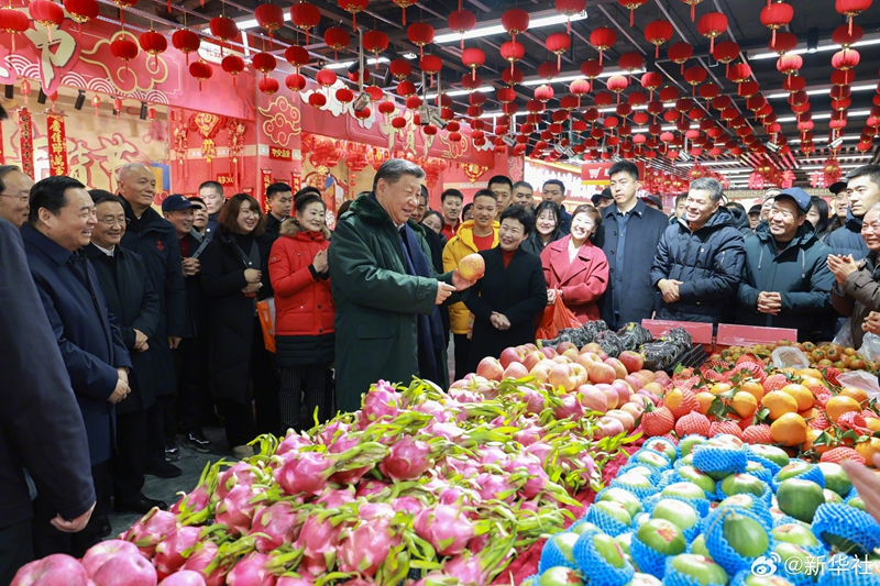 习近平察看春节市场供应：希望你们的生活像糖果一样甜甜美美「相关图片」