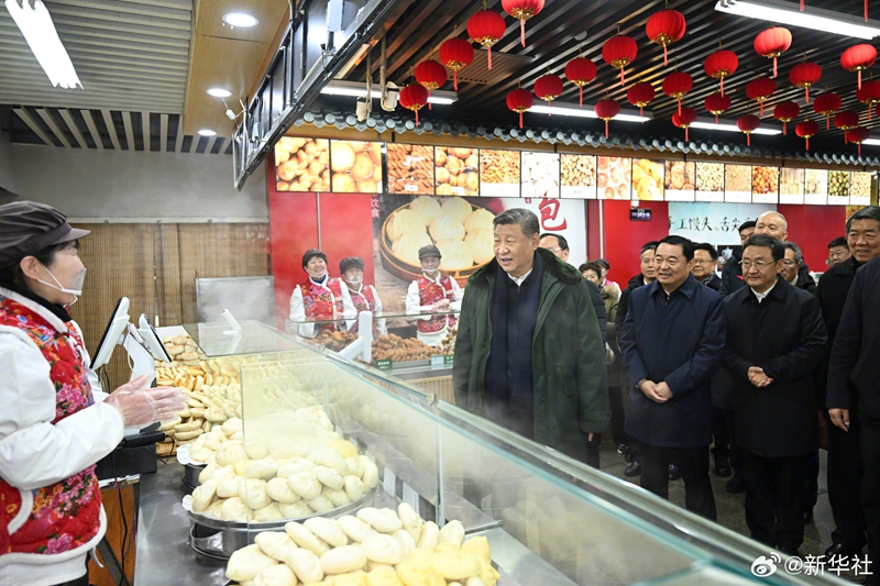 习近平察看春节市场供应：希望你们的生活像糖果一样甜甜美美「相关图片」