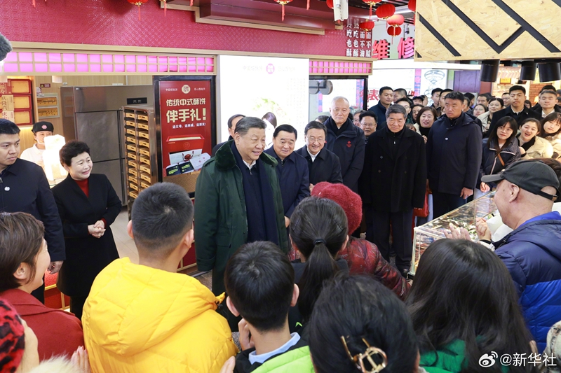 习近平察看春节市场供应：希望你们的生活像糖果一样甜甜美美「相关图片」