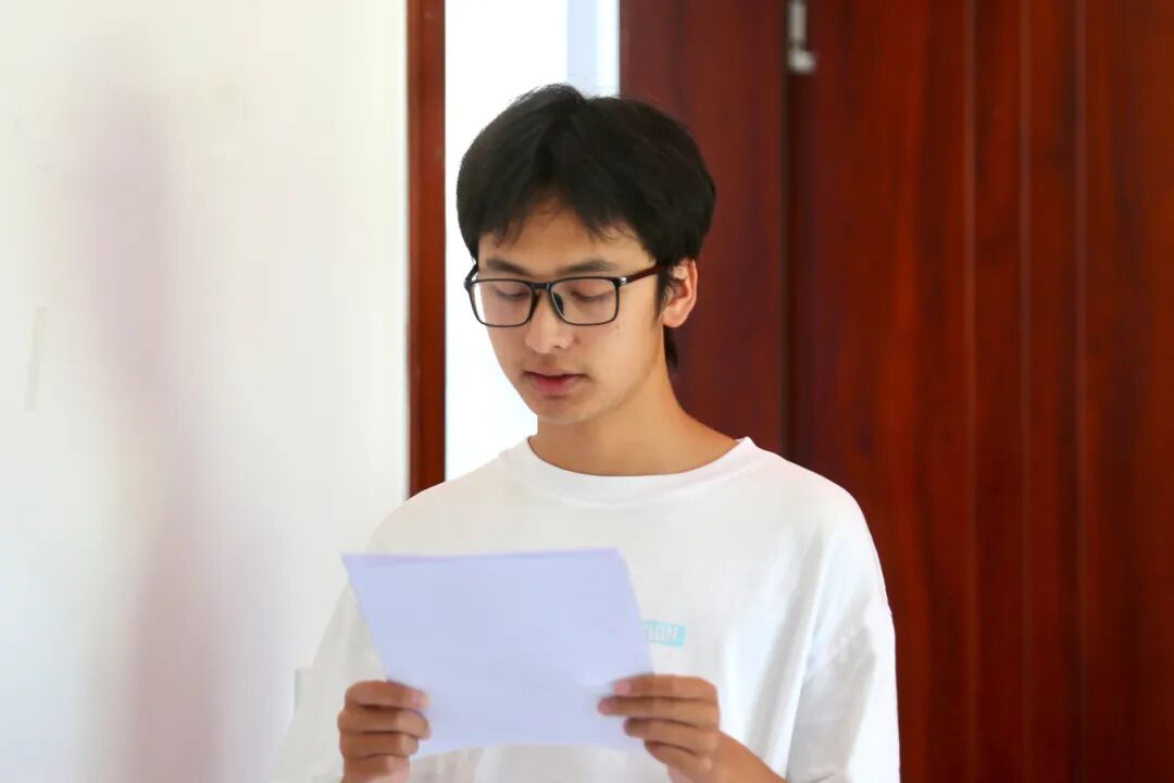 2025年8月29日，四川省地方志办、四川汇益展览有限公司在古蔺县黄荆镇田坝村开展2025年度爱心奖学金发放暨优秀学生代表经验交流活动，图为今年考入西南石油大学的王超同学作经验分享（唐海灵 摄）.jpg