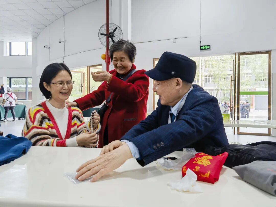 5.赵彻终教授赠送李铭玲、向海燕母女礼物（杨明强 摄）.jpg