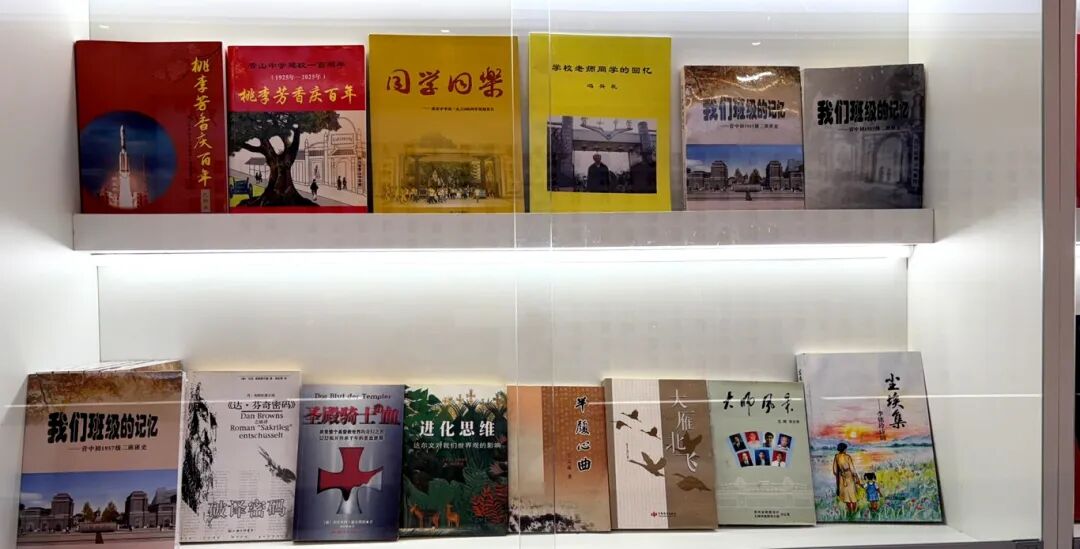 1.《桃李芳香庆百年》入展营中校史陈列馆（向海燕 摄）.jpg