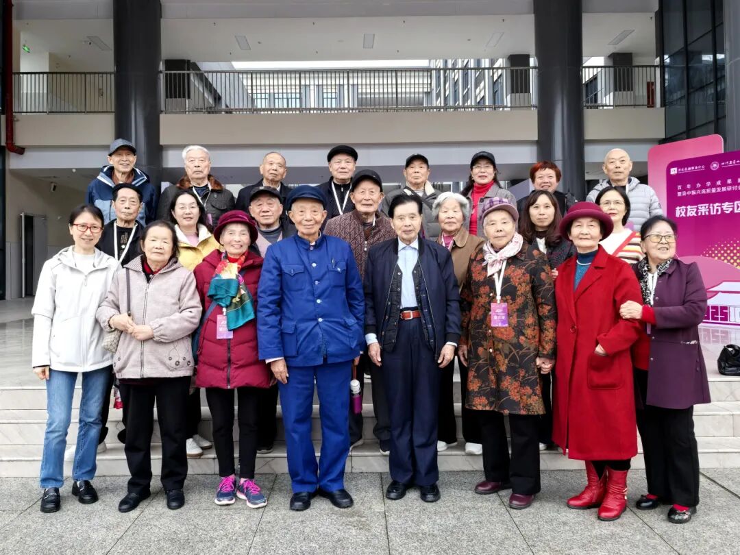 4.营山中学初1957届、高1960届赴校庆校友团及陪伴亲人集体合影（向海燕 摄）.jpg