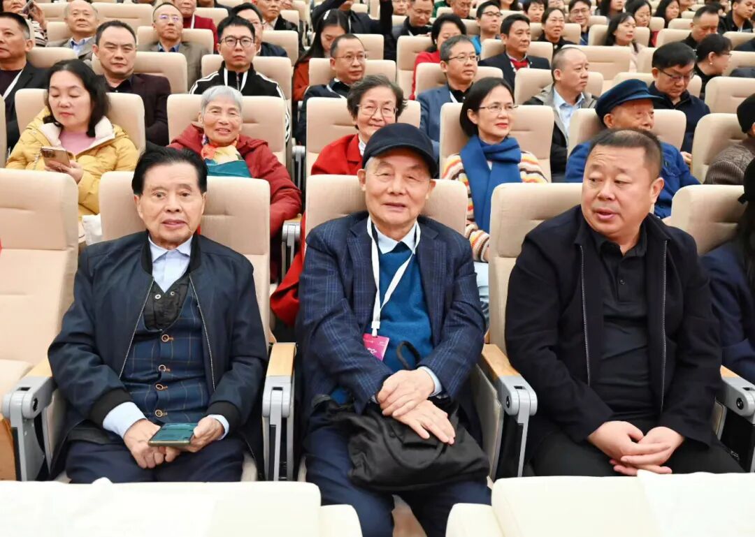 7.陶德元（左一）、赵彻终（左二）、李洪观（二排右一）等参加营山县中振兴高质量发展研讨会（杨明强 摄）.jpg