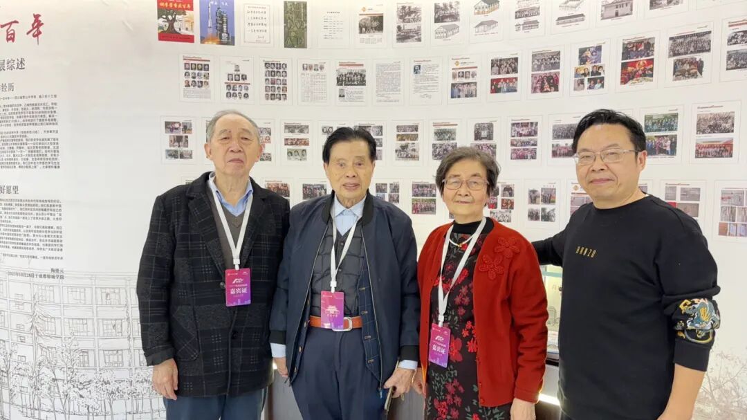 3.陶德元（左二）、李铭玲（右二）、陈进（右一）等部分主创人在《桃李芳香庆百年》图片专题展前合影（向海燕 摄）.jpg