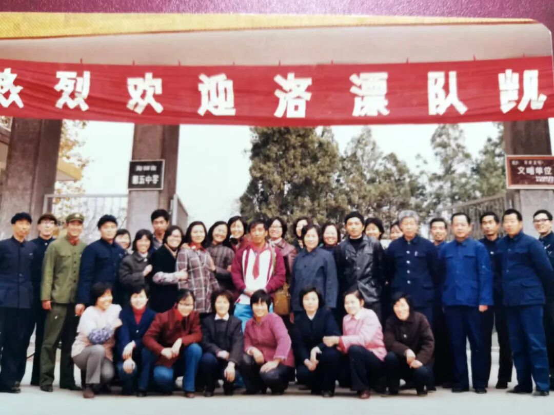 李维民（站立第一排中戴红领巾者）荣归学校（李维民 供图）.jpg