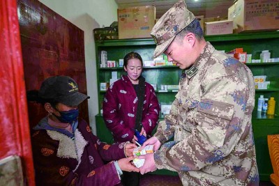 巡逻在藏东雪域高原