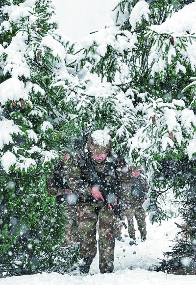 巡逻在藏东雪域高原