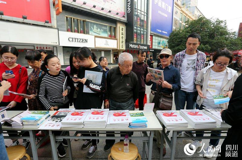2019年9月28日，春熙路，群众领取书籍。（图片由四川省地方志工作办提供）