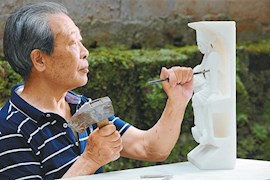国家级非遗代表性项目“安岳石刻”的传承人石永恩雕刻紫竹观音石刻作品
