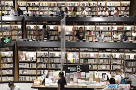 成都大中小学生去书店“度假”在“书海”遨游！