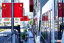 迎接新中国成立70周年 成都市区国旗飘扬