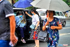 高考故事丨大雨中，考场外父母撑开的伞让人泪目！