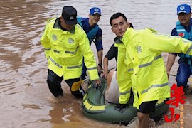 暴雨来袭：乐山特警洪水中营救群众
