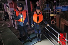 乐山：大佛景区公安分局全力解救疏散游客中心被困群众