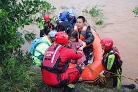 四川多地发生洪涝灾害 各地消防第一时间参与抢险救援