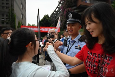 2025年高考首日，定格一波“高考表情”