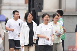 2025年四川新高考首科考试结束，考生面带笑容走出考场