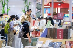 书香满溢 成都市民周末“泡”馆享阅读