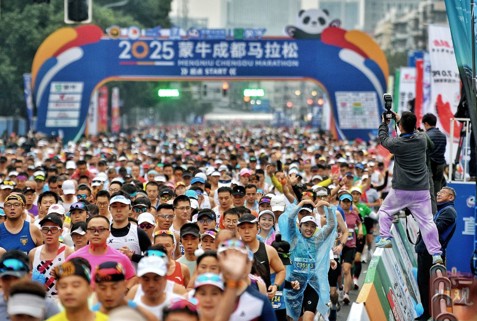 2025成都马拉松开跑 3万5千跑者穿越蓉城景观