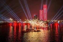 四川成都：天府大屋檐跨年夜“流星雨”点亮夜空